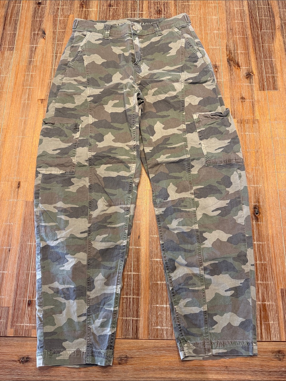 American Eagle Outfitters women’s barrel Camo Cargo Pants - Green/Neutral